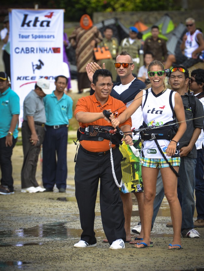 Regent Mr Ansar Ahmad gets his first kite lesson with KTA Champion Kathrin Borgwardt!