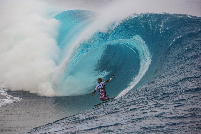 Mitu shredding at Teahupoo!