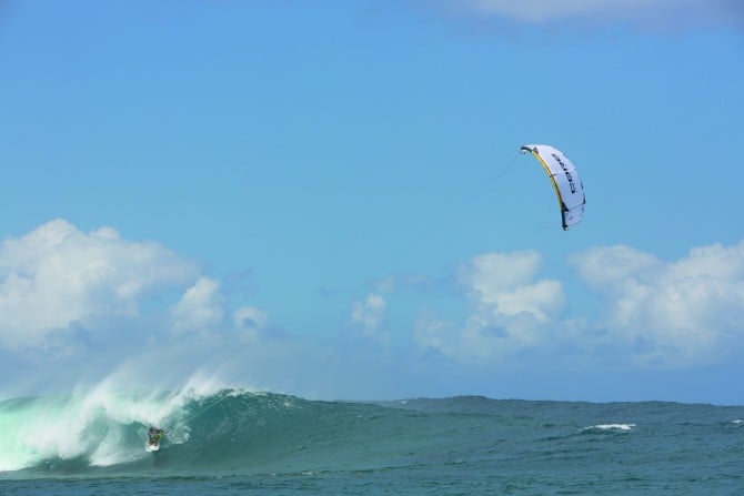 The Core Kites XR4 performs in the waves. 