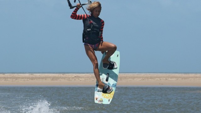 Kitesurfing Technique - Pop to Toeside with a Tweaked Grab
