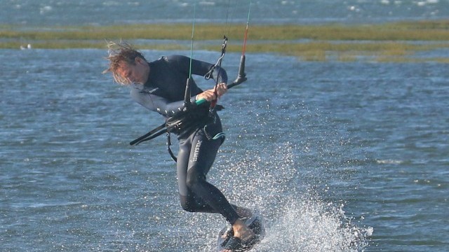 Kitesurfing Technique - Unhooked Toeside Pop to Blind with Surface Pass