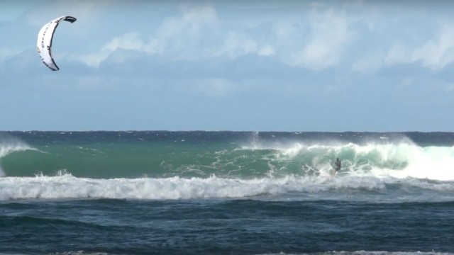 Kitesurfing the North Shore - Hawaii Series (Philipp Zach)