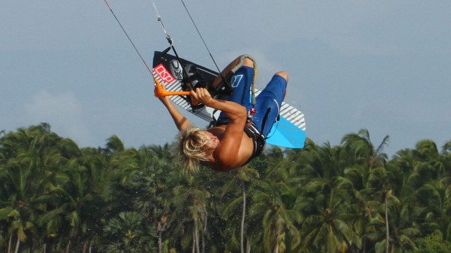 Kitesurfing Technique - Unhooked Popped Front Nose Grab to Toeside