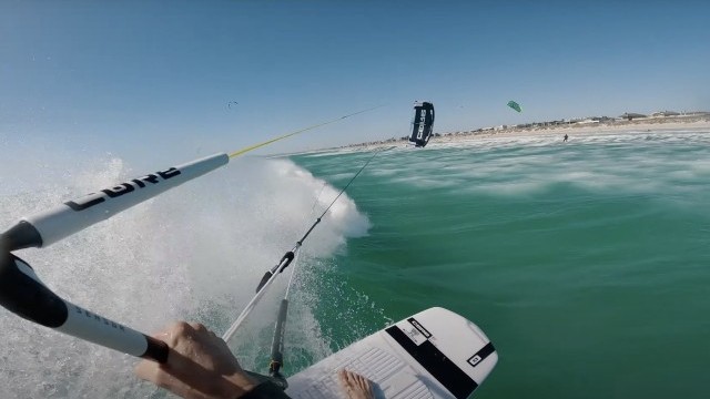 Pro Big Air Kitesurfer Goes Strapless