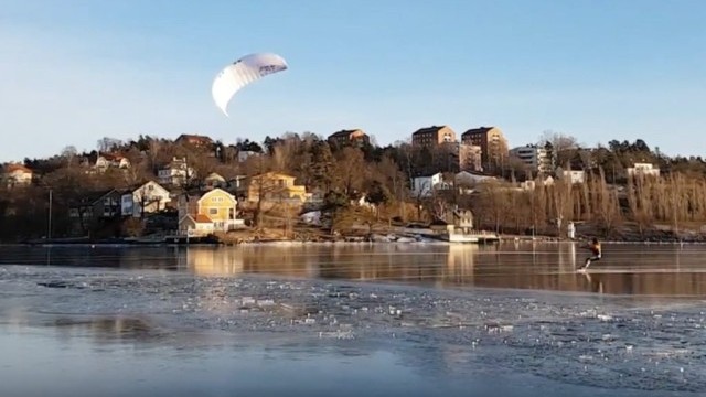 Robin Jumps Icebreaking. Skatekite