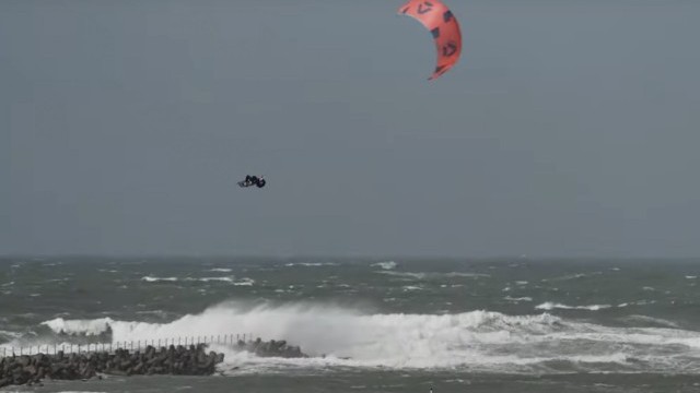 Aaron Hadlow - Megaloop