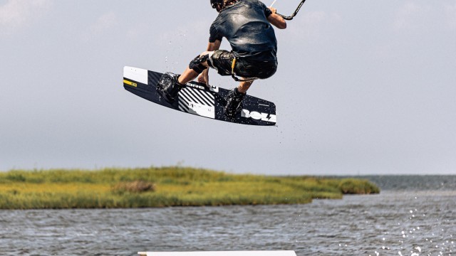 CORE Kiteboarding - BOLT 4 - SHRED IT!