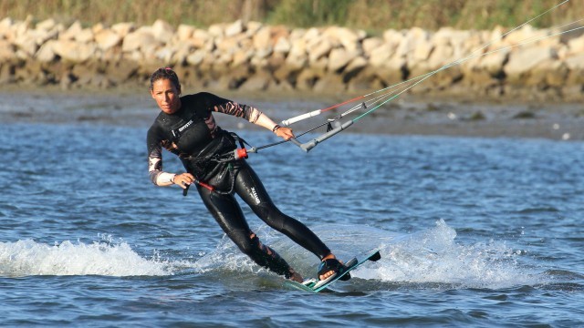 Kitesurfing Technique - Twin Tip Heel to Toe Carve with Downloop