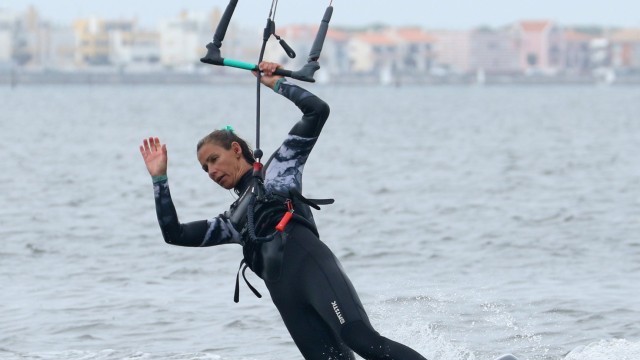 Kitesurfing Technique - Surfboard Toeside Upwind 360