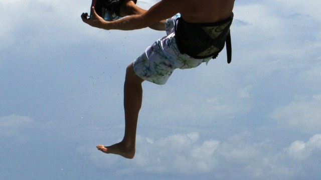 Kitesurfing Technique - One Foot Air Gybe