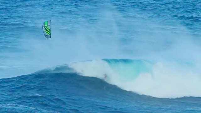 Pro-kiteboarders Jesse Richman and Patri McLaughlin kitesurf JAWS - 12/26/13