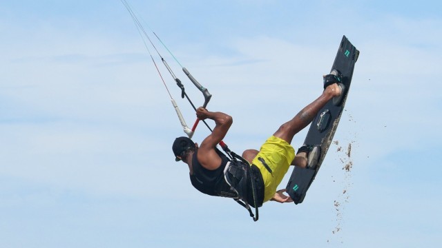 Kitesurfing Technique - Beach Start Back Roll Grab