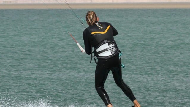 Kitesurfing Technique - Heel to Toe Carve with Spray