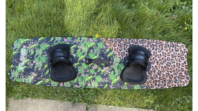 Kitesurfing Reviews - Fluid Kiteboarding TwoSeven Jungle Ltd 136 x 41cm 2021