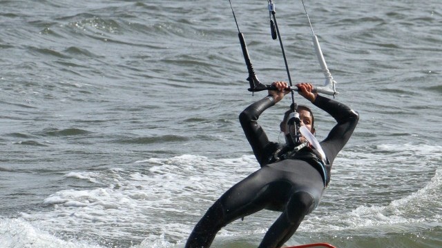 Kitesurfing Technique - Strapless Heel to Toe Side Duck Tack