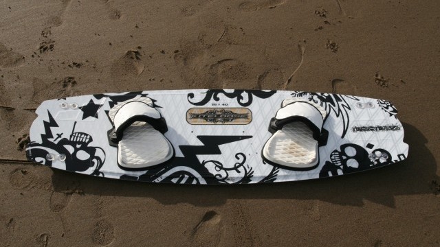 Kitesurfing Reviews - Kiteloose Essenz 130 x 40cm 2010