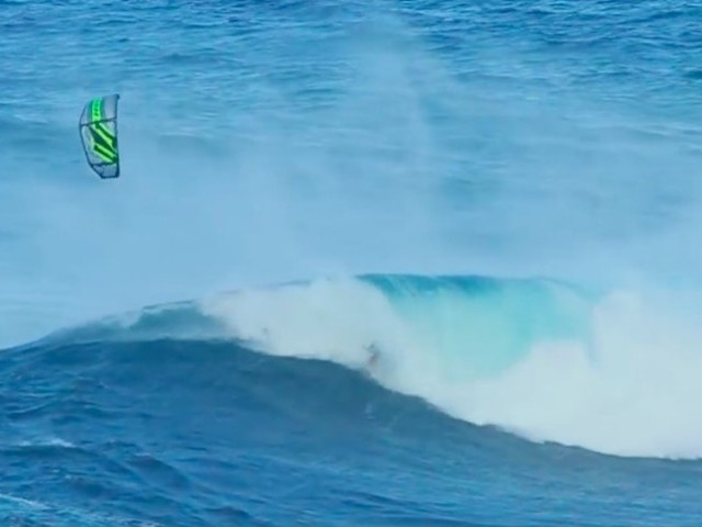 Pro-kiteboarders Jesse Richman and Patri McLaughlin kitesurf JAWS - 12/26/13