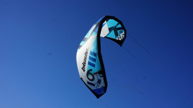 Kitesurfing Reviews - Blade Kiteboarding Tiny Beast 6m 2017