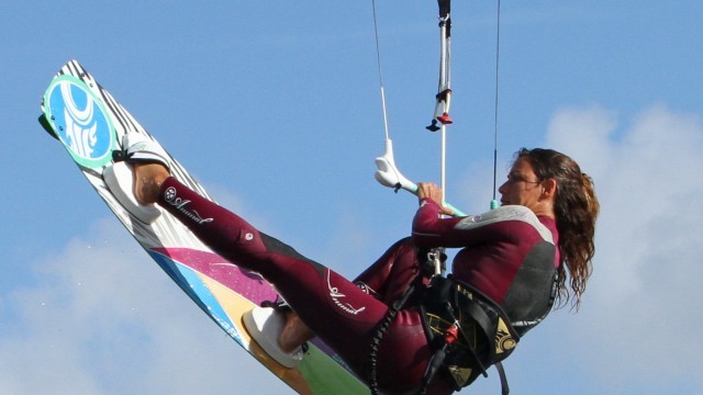 Kitesurfing Technique - Jump with Tweaked Boned Grab