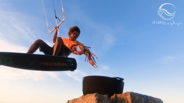 Kiter Grabs Crabs Out Of Ocean!