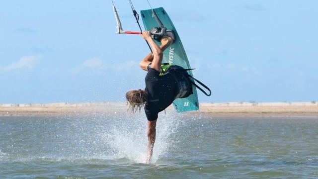 Kitesurfing Technique - Toe Side Front Roll Hand Wash Transition