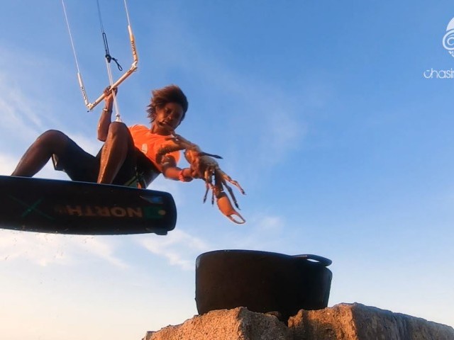 Kiter Grabs Crabs Out Of Ocean!