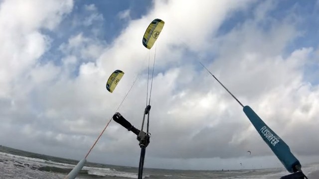 Flysurfer Hybrid on the waves