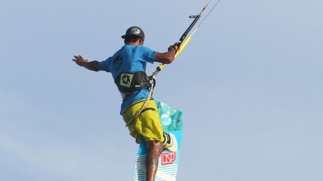Kitesurfing Technique - Board Between Legs 1 Foot