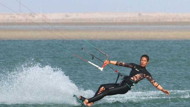 Kitesurfing Technique - Heelside Hand Drag