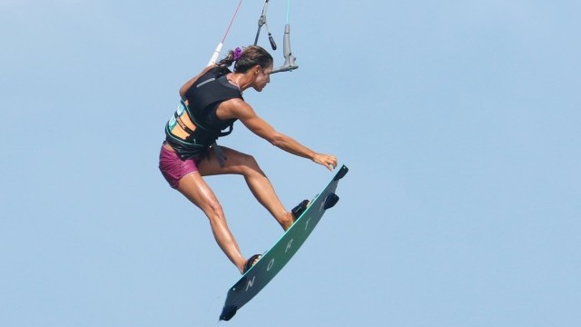 Kitesurfing Technique - Back Roll Nose Grab Down Loop Transition