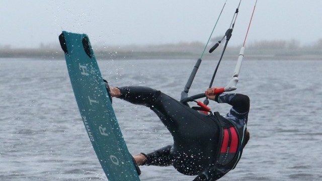 Kitesurfing Technique - Pop Back Roll to Toeside with Front Hand Grab