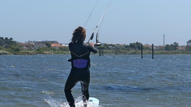 Kitesurfing Technique - Beach Start a Strapless Surfboard