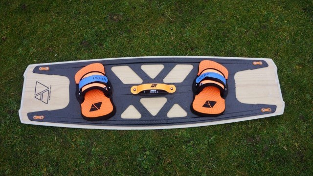 Kitesurfing Reviews - INOBO Kiteboarding Woodio 135 x 40cm 2019