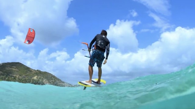 The Duotone Juice VS The Duotone Mono - Which one is the best light wind kite for Kitesurfing?