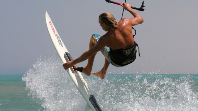 Kitesurfing Technique - Strapless Air Gybe