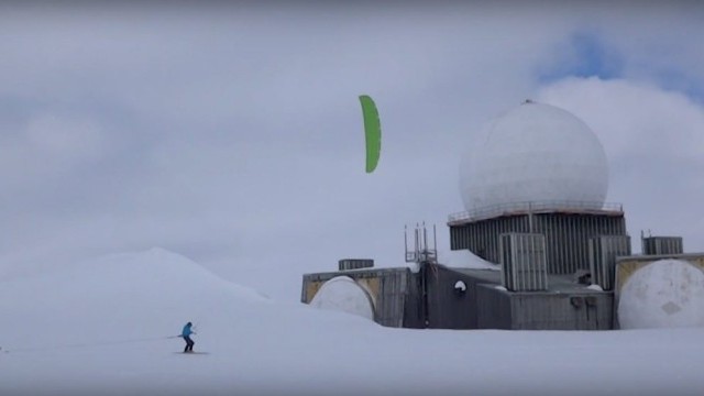 Crossing Greenland with Snowkites