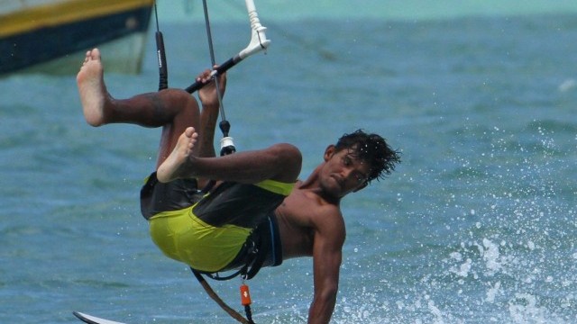 Kitesurfing Technique - Strapless Hand Plant Back Roll