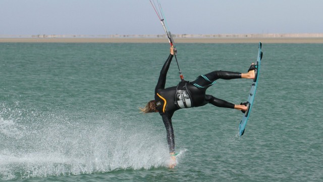 Kitesurfing Technique - Hand Drag Back Roll