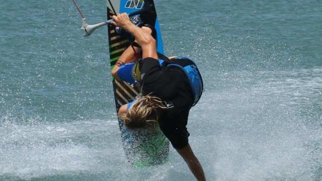 Kitesurfing Technique - Front Loop Hand Wash Transition