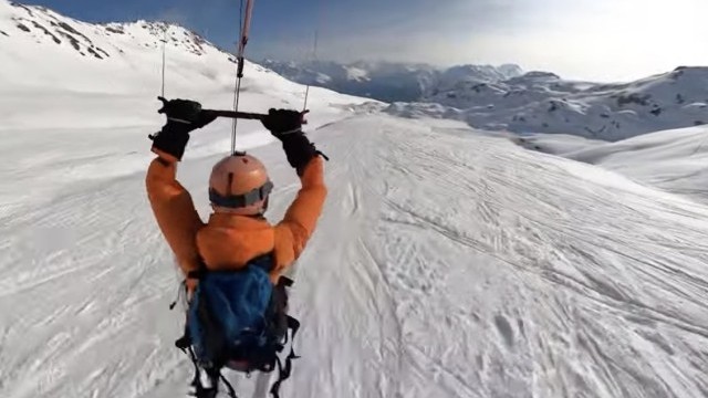 Proximity flight by kite around the sticks of a skislope / snowkite