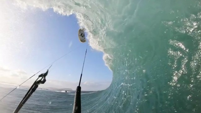 Keahi breaks down the best ever kite barrel (Cabrinha Kitesurfing)