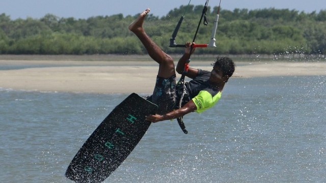 Kitesurfing Technique - One Foot Dark Slide