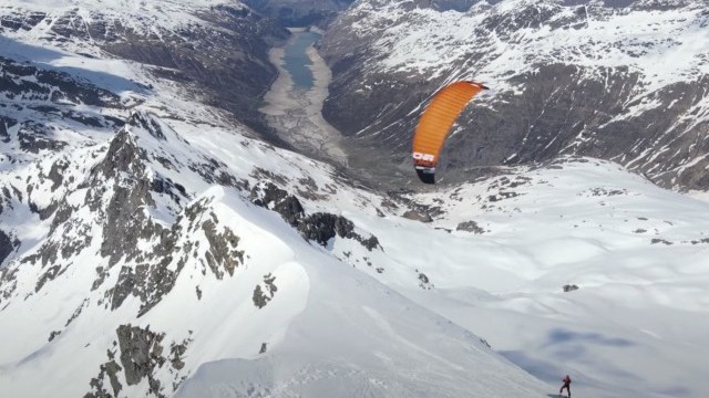 Big Snowkiteday in the alps at the border Switzerland/Italy Pizzo Stella