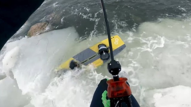 Ice cold kiteboarding in Lauttasaari / Jan 2022