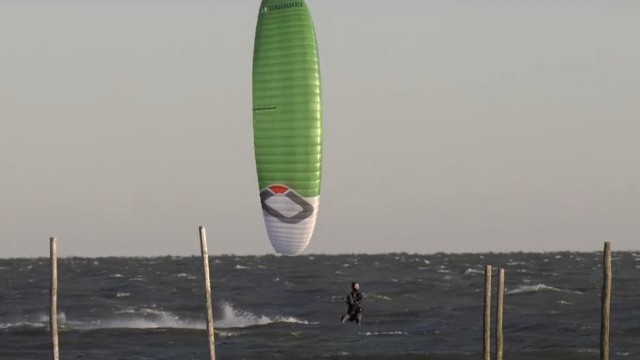 Winter Kiting Trintelhaven: Windchill -10° celsius landing a 17 sec. hangtime jump.