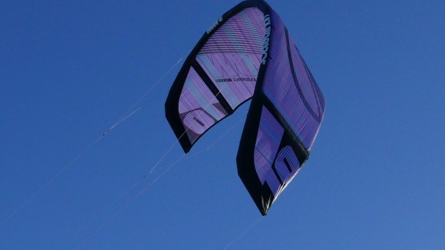 Kitesurfing Reviews - Liquid Force Kites WOW V3 10m 2018