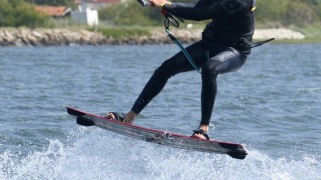 Kitesurfing Technique - Unhooked Pop from Toeside