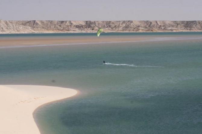 Dakhla_Sportif_Lone_Kitesurfer_800x533