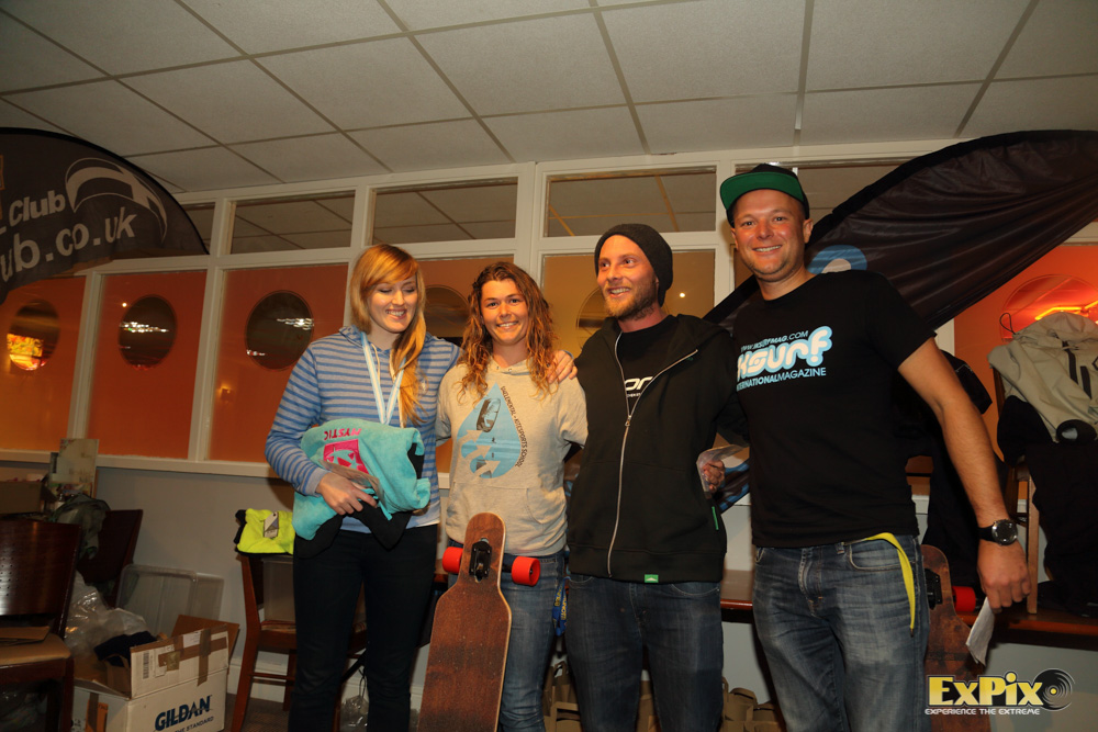 The women's podium with Tom Beaton from Brunotti presenting the 1st Prize to Sukie.