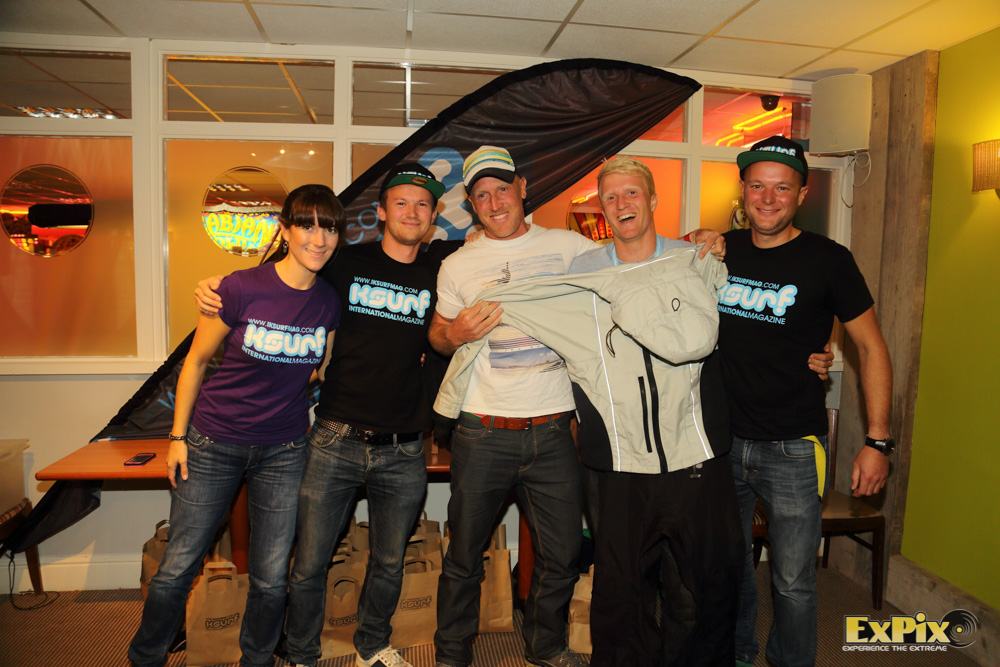 The IKSURFMAG Volunteers Mary, Alex and far right Rou with Dom from Ocean Rodeo and Rich Burton, winner of the Spirit of the Event Award.